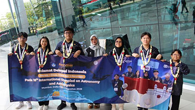 Pelajar Indonesia Raih Emas di Olimpiade Astronomi India  euui1.jpg